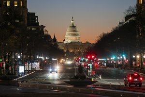Gyvybiškai svarbi JAV parama Ukrainai lieka įkaite: Senate balsavimas nepavyko