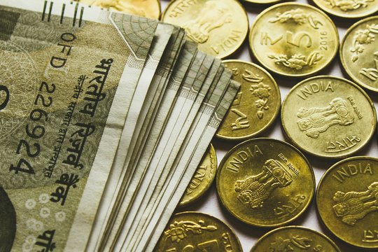Indijos centrinis bankas palūkanų nekeičia ir žada sumažinti infliaciją