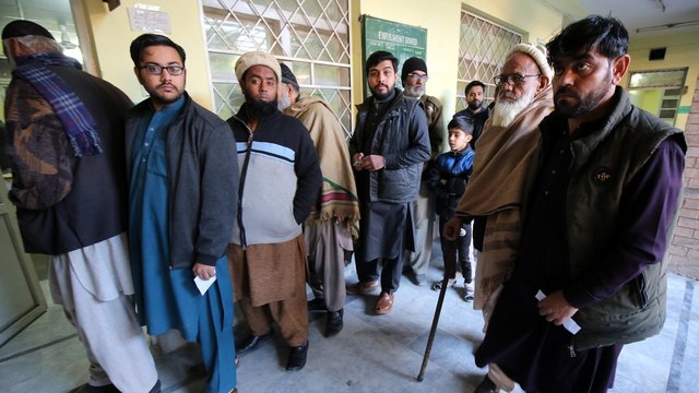 Pakistane prasidėjus rinkimams tvyro išpuolių baimė: siekdami apsisaugoti ėmėsi griežtų priemonių