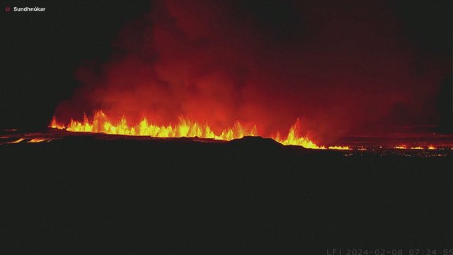 Užfiksavo vaizdus po darsyk išsiveržusio ugnikalnio Islandijoje: tekanti lava ir dūmų debesys apgaubė miestelį