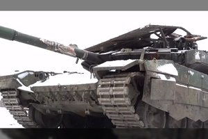 Patys rusai parodė, kas nutiko jų moderniausiam tankui, kai į šį pataikė ukrainiečių dronas