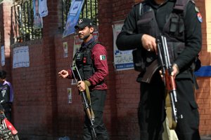 Neramūs rinkimai Pakistane: per incidentus žuvo septyni apsaugos darbuotojai