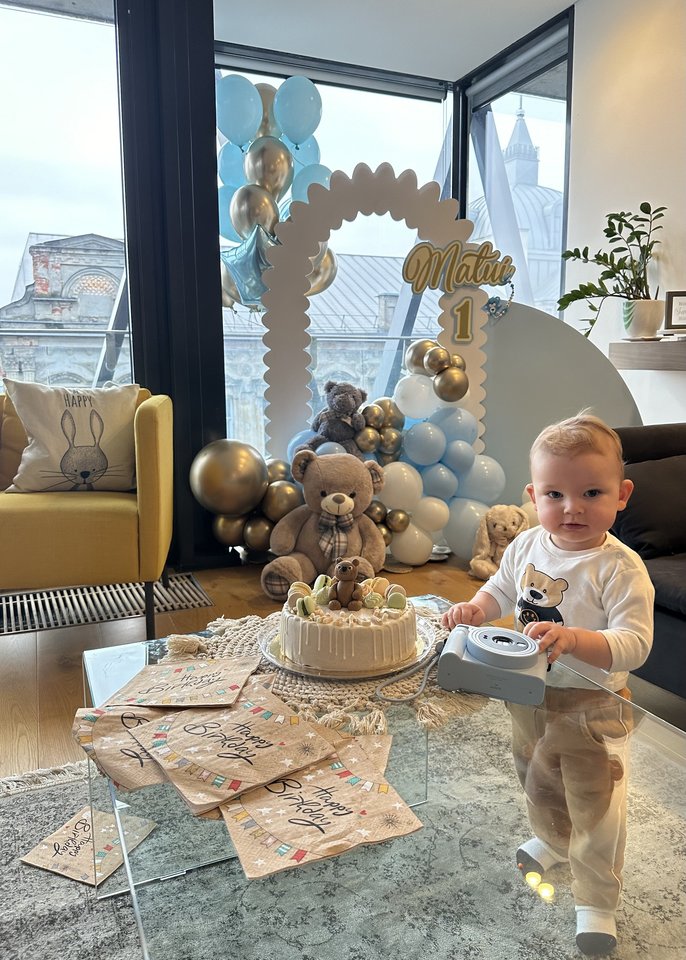 Modelis Solveiga Mykolaitytė su sužadėtiniu sportininku Mantu Rimdeika ir jo dukrele Idile atšventė sūnaus Mato pirmąjį gimtadienį.<br>Asmeninio archyvo nuotr.