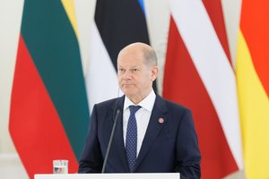 Prieš susitikimą su J. Bidenu Vokietijos lyderis paragino JAV Kongresą „kuo greičiau“ patvirtinti pagalbą Ukrainai