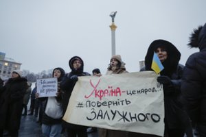 Maidane kelios dešimtys protestuotojų reikalauja grąžinti V. Zalužną