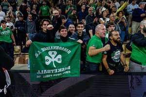 Teisėjus užgauliojusiam „Panathinaikos“ sirgaliui visam gyvenimui atimta galimybė lankytis OAKA arenoje