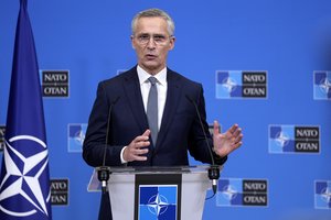 NATO vadovas ragina Europą plėsti ginklų gamybą