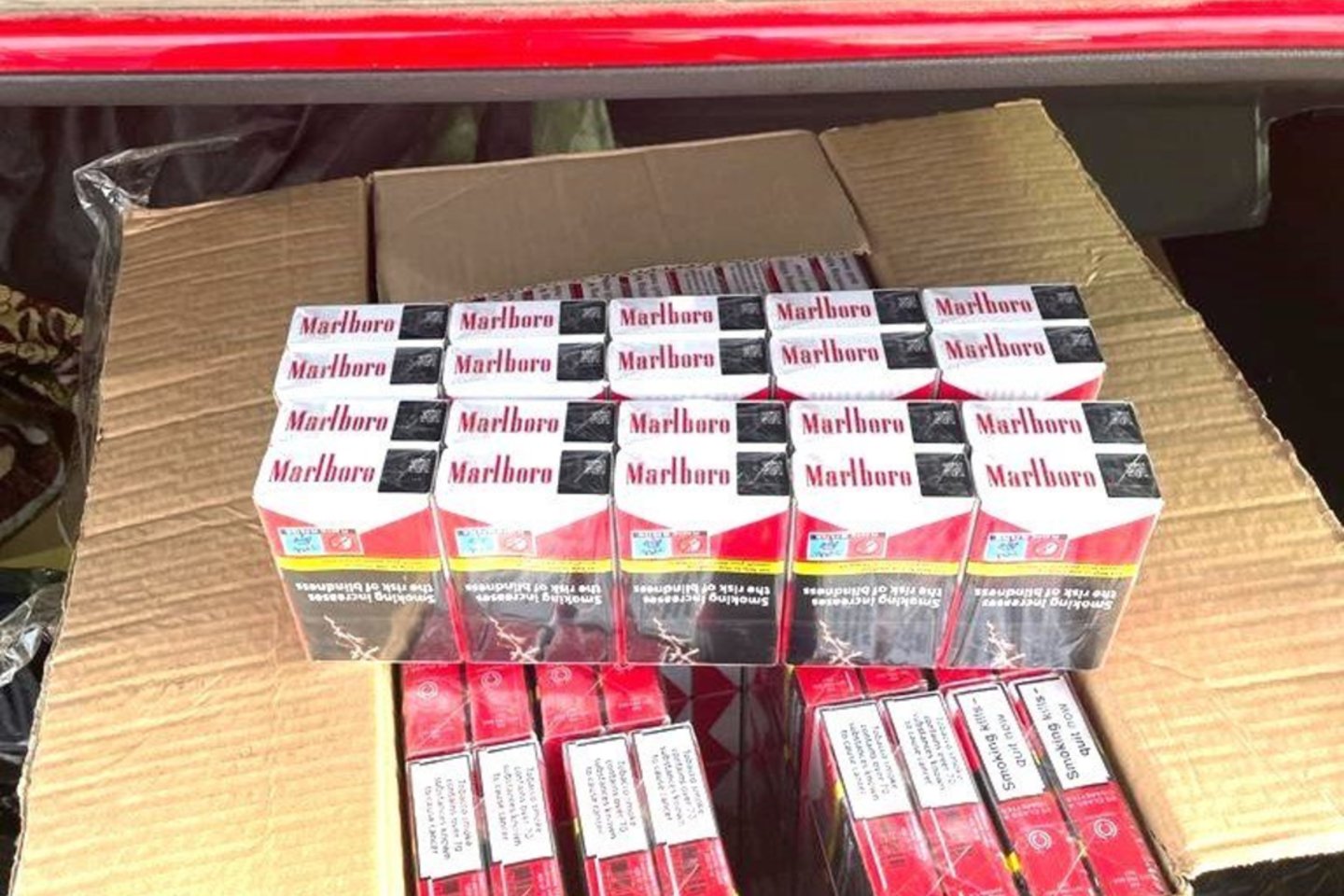 Vilniaus turgavietės paviljone aptiktas didelis kontrabandinių cigarečių kiekis..