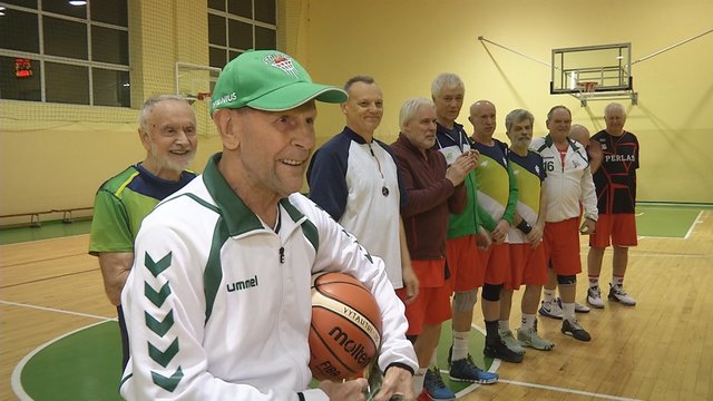 Legendinis krepšininkas V. Geštautas atšventė 90-metį: garbus amžius vikriems judesiams aikštelėje – ne kliūtis