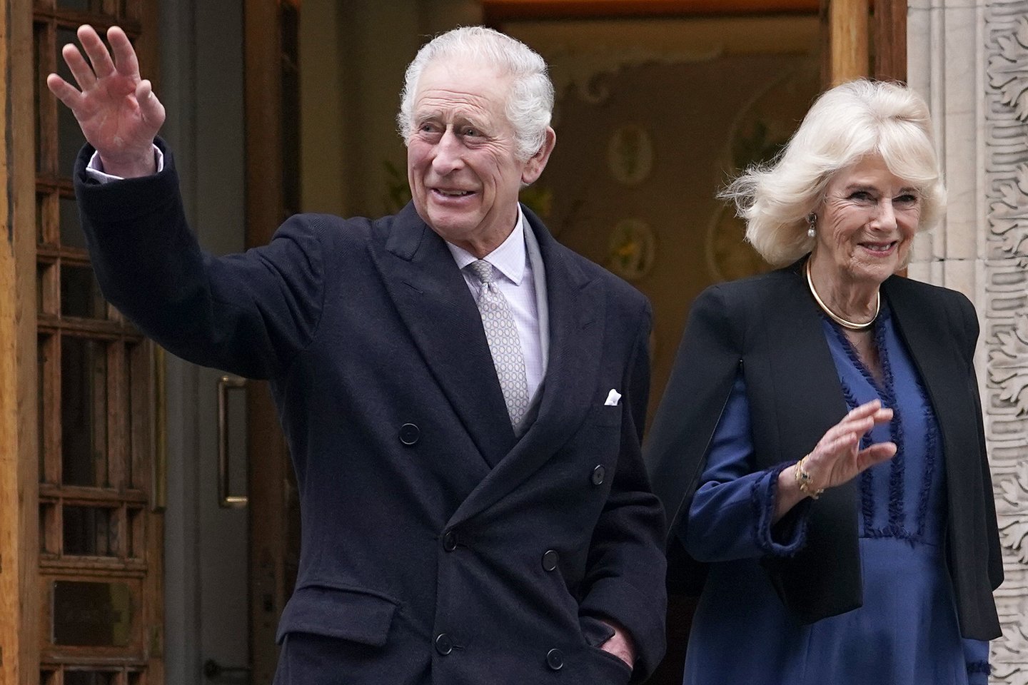 Jungtinės Karalystės karalius Karolis III su karaliene Camilla.<br>AP/Scanpix nuotr.