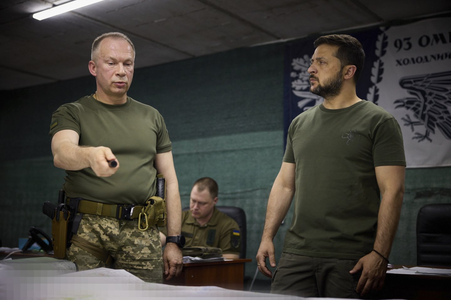 Ukrainos sausumos pajėgų vadas generolas O. Syrskis ir V. Zelenskis.<br>ZUMA Press/Scanpix nuotr.