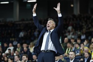Š. Jasikevičius pataupė lyderius, o „Fenerbache“ po pralaimėjimo Graikijoje išliejo pyktį vietinėse pirmenybėse