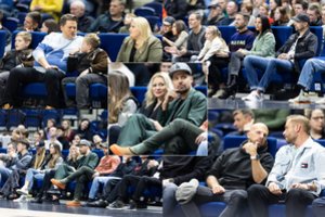 „Wolves“ rugtynių pirmose eilėse – žinomi žmonės: komandą palaikė ir Rasa Barauskaitė su mylimuoju