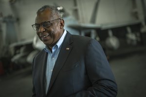 Hospitalizuotas Pentagono vadovas perdavė įgaliojimus savo pavaduotojai