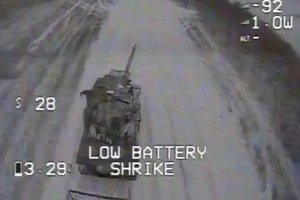 Mažyčiu dronu sunaikino didžiulį remontuoti vežamą rusų tanką