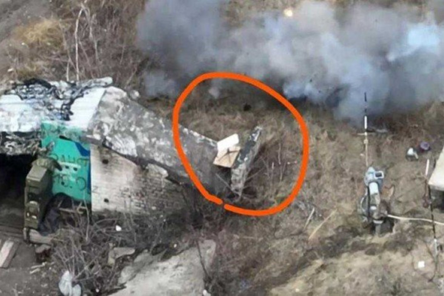 „Starlink“ terminalas, nuotrauka pateikta Ukrainiečių šaltinio, kuris teigia, kad ši nuotrauka yra Ukrainiečių drono atako vaizdinės medžiagos stop kadras.<br> Stop kadras.