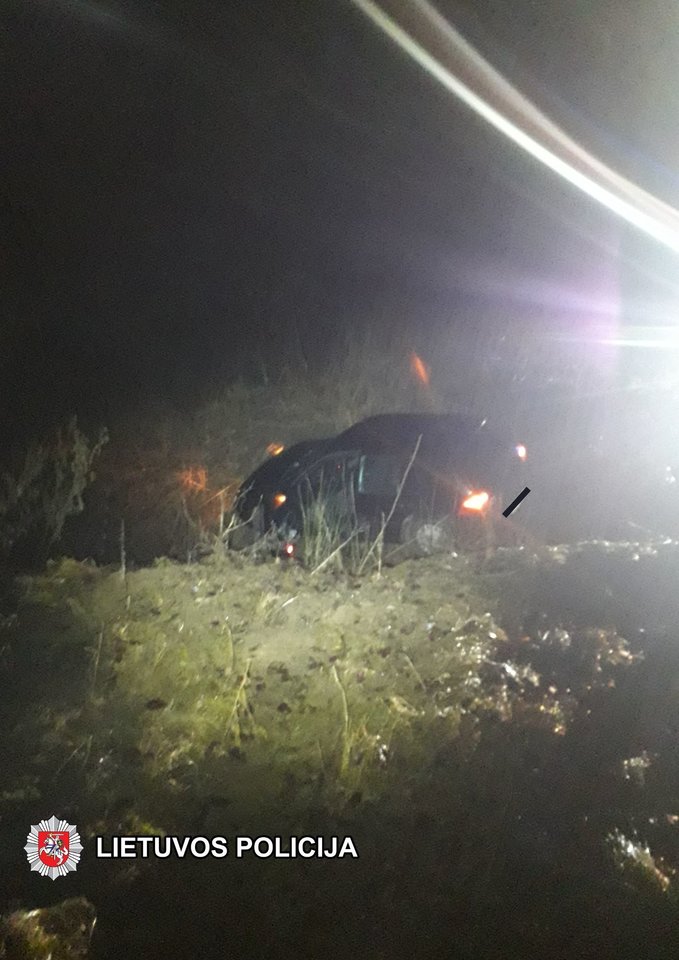  Kalvarijos savivaldybės kaime nepatyrusio vairuotojo nesuvaldytas automobilis nulėkė nuo kelio.<br> Policijos nuotr.