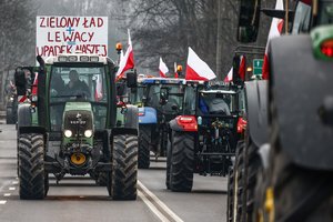 Lenkų ūkininkai pradėjo protestus prie dar dviejų Ukrainos pasienio kontrolės punktų