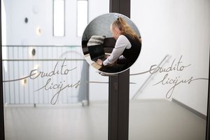 Kovai su nauja patyčių forma pirmieji šalyje pasitelkia dirbtinį intelektą: kokį pokytį atneš?