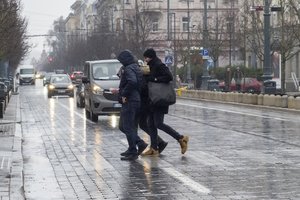 Orai toliau primins pavasarį, tačiau malonu nebus: lis, vietomis formuosis plikledis