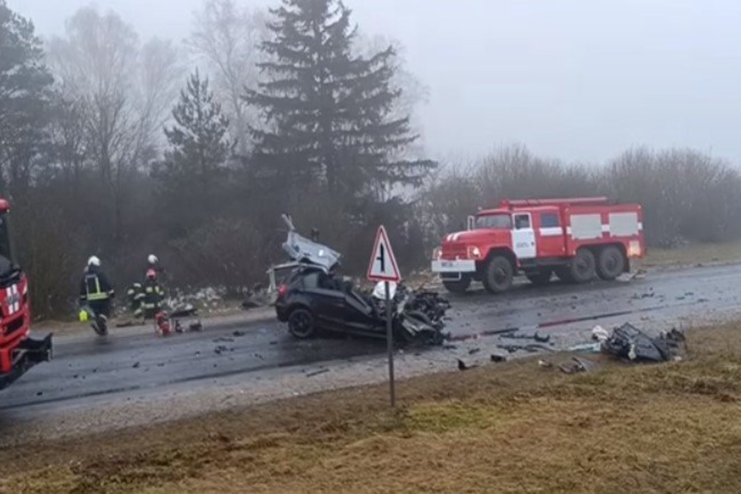 Skaudi nelaimė Kėdainių rajone: po susidūrimo su vilkiku žuvo jauna BMW vairuotoja.