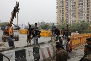 Indijos policija paleido ašarines dujas, kad neleistų protestuojantiems ūkininkams vykti į šalies sostinę