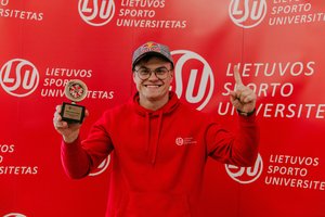 Iš smėlynų sugrįžęs Rokas Baciuška apdovanotas už LSU vardo garsinimą