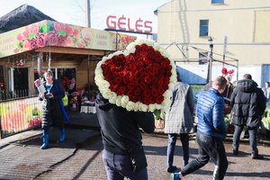 Kad Valentino diena neapkarstų: patarimai, kaip valdyti finansus poroje