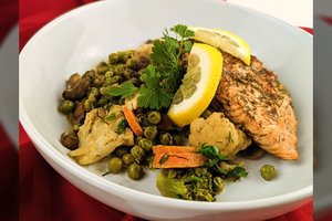 Išbandę nenusivilsite – lašiša su daržovėmis: tiks ir pietums, ir vakarienei