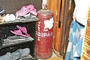 Užsispyrusių gyventojų niekaip neįkalba pasikeisti dujų balionus – atkerta, kad nieko nedarys, nes per brangu