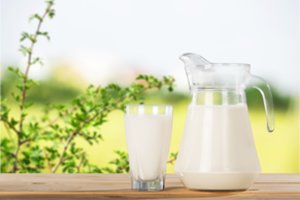 Tokie panašūs, bet tuo pačiu tokie skirtingi: kuo skiriasi iš mūsų raciono tūkstantmečiais nedingstantys kefyras ir rūgpienis 