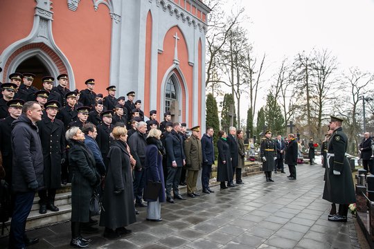  Vasario 16-osios Nepriklausomybės Akto signatarų pagerbimas Rasų kapinėse.<br> O.Gurevičiaus (ELTA) nuotr.