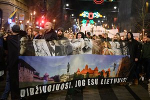 Nešini deglais Vilniaus senamiesčio gatvėmis žygiavo tautininkai: skandavo ir „Lietuva – lietuviams“