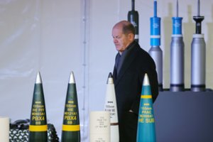 Naujas užmojis: ES žada gaminti Ukrainai iki 2 mln. sviedinių per metus