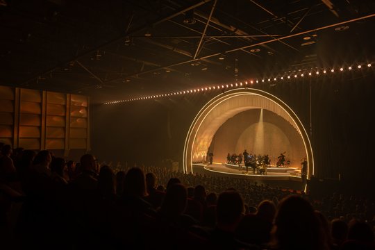 Vasario 16-ąją daugiau nei du tūkstančiai žmonių susirinko „Compensa“ koncertų salėje, kad išgirstų Gabrielės Vilkickytės ir Šv. Kristoforo kamerinio orkestro koncertą.<br>S.Lukoševičiaus nuotr. 