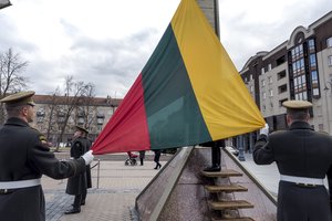 Apklausa: daugiau nei pusė Lietuvos gyventojų nepritaria naujam gynybos mokesčiui