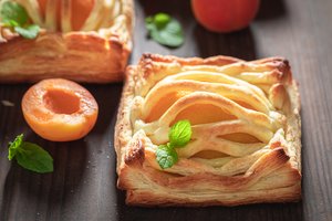 Gardus ir pigus desertas skubantiems: sluoksniuotos tešlos pyragėliai su persikais 