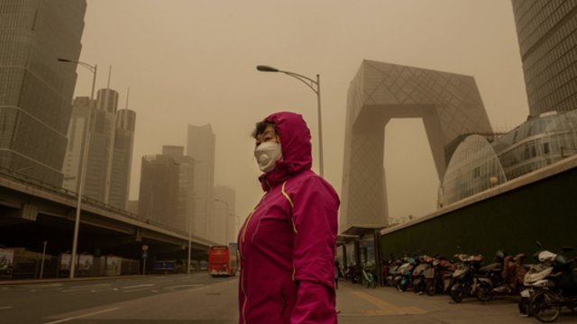 Kiniją talžo pūga ir smėlio audra: evakuoti gyventojai, sutriko eismas