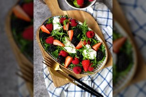 Neįprastas derinys – salotos su buratos sūriu su uogomis