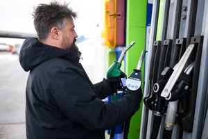 Šokas dyzelinių automobilių savininkams: prognozuoja, jog litro kaina viršys tris eurus