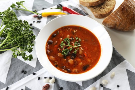 Šilta pomidorų sriuba su pupelėmis ir mielėmis.