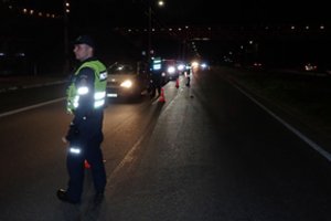 Kone mirtiną dozę alkoholio išgėręs vairuotojas medikų pagalbos atsisakė: kokia bauda laukia iš pareigūnų