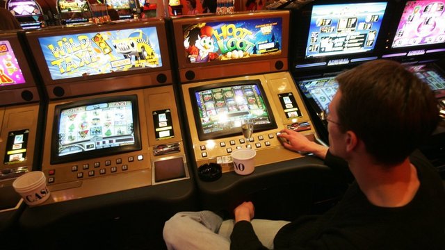 Pastebi didėjančią priklausomybę nuo azartinių lošimų: įvardijo, kas tam turi įtakos