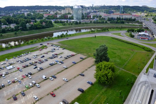 Sostinės savivaldybė norėtų perimti šalia Seimo esančią žvyruotą aikštelę.