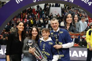 Turkijos krepšinio taurės finalo mače Šarūną Jasikevičių palaikė ir mylimoji Anna Douka su vaikais