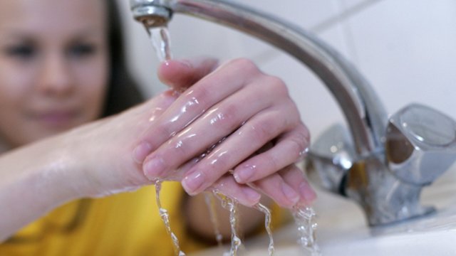 Primena gyventojams nuolatos tinkamai prižiūrėti čiaupus ir dušo galvutes: būtina atlikti du veiksmus