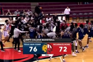 Muštynės NCAA – turėję tik paspausti rankas krepšininkai kumščiais talžė vienas kitą