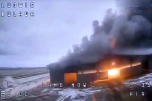 Dūmai ir liepsnos: dronų spiečius įsisuko į rusų angarą su tankais ir šarvuočiais