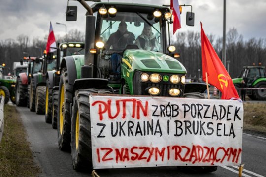 Lenkijos ūkininkų protestuose – kreipimasis į V. Putiną ir SSRS vėliava.