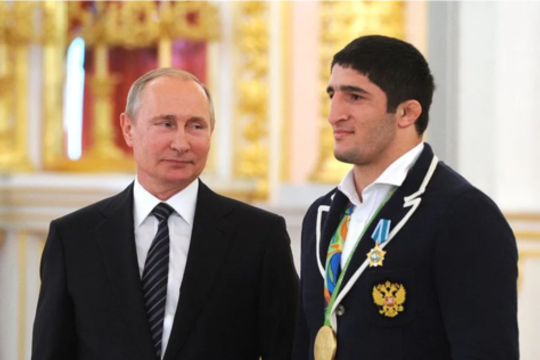 Abdulrašidas Sadulajevas už pasiekimus sporte buvo apdovanotas Rusijos prezidento Vladimiro Putino.